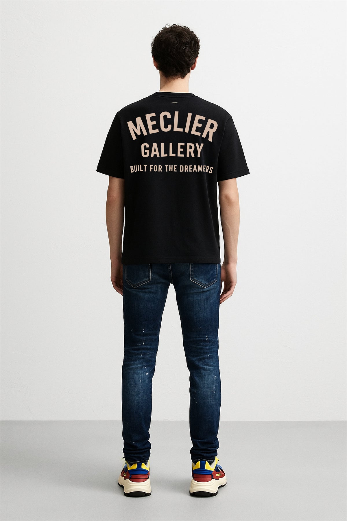 CAMISETA NEGRA CAFE CLARO BUILT FOR THE DREAMERS