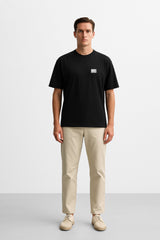 CAMISETA NEGRA CON PLACA CON LOGOTIPO