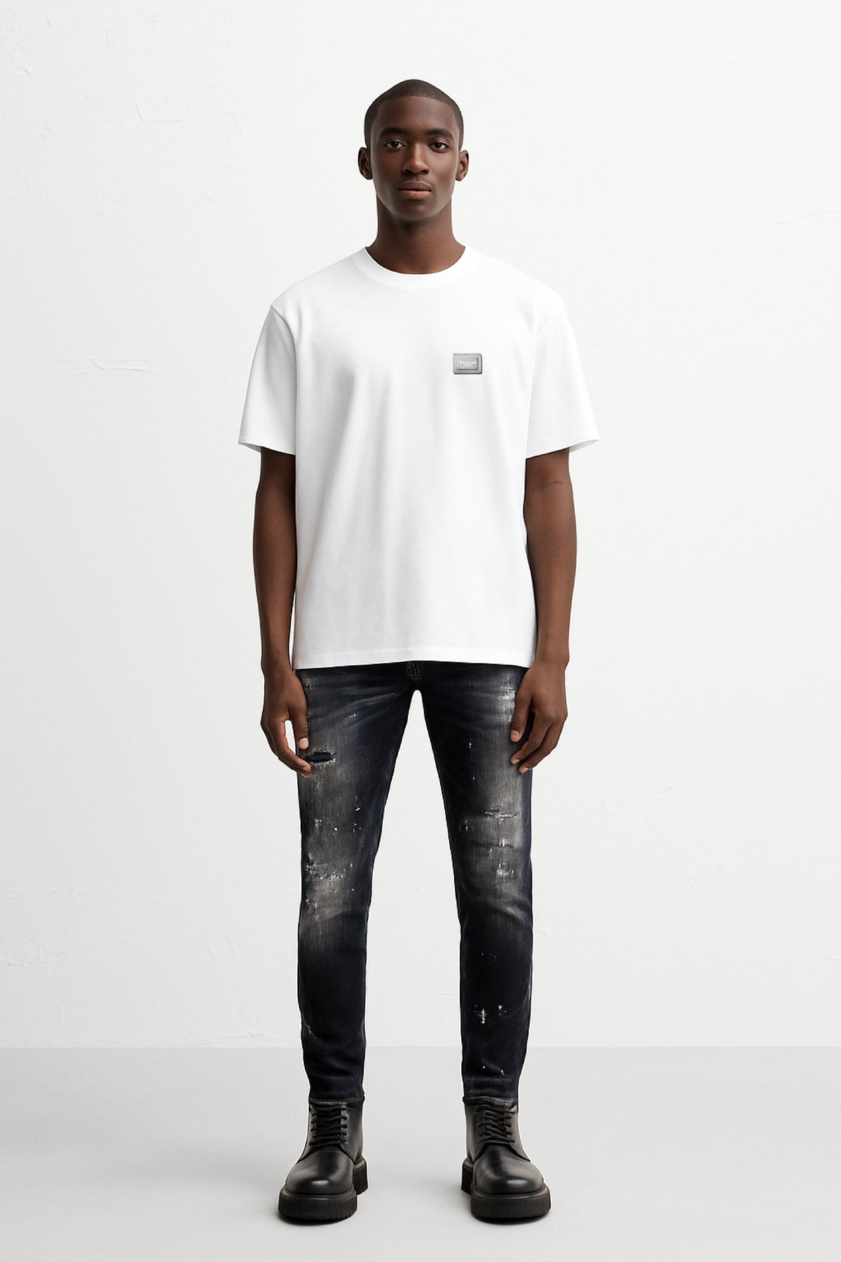 CAMISETA BLANCA CON PLACA CON LOGOTIPO