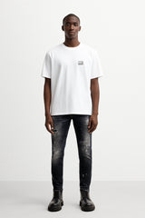 CAMISETA BLANCA CON PLACA CON LOGOTIPO