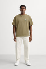 CAMISETA GRIS VERDOSO CON PLACA CON LOGOTIPO