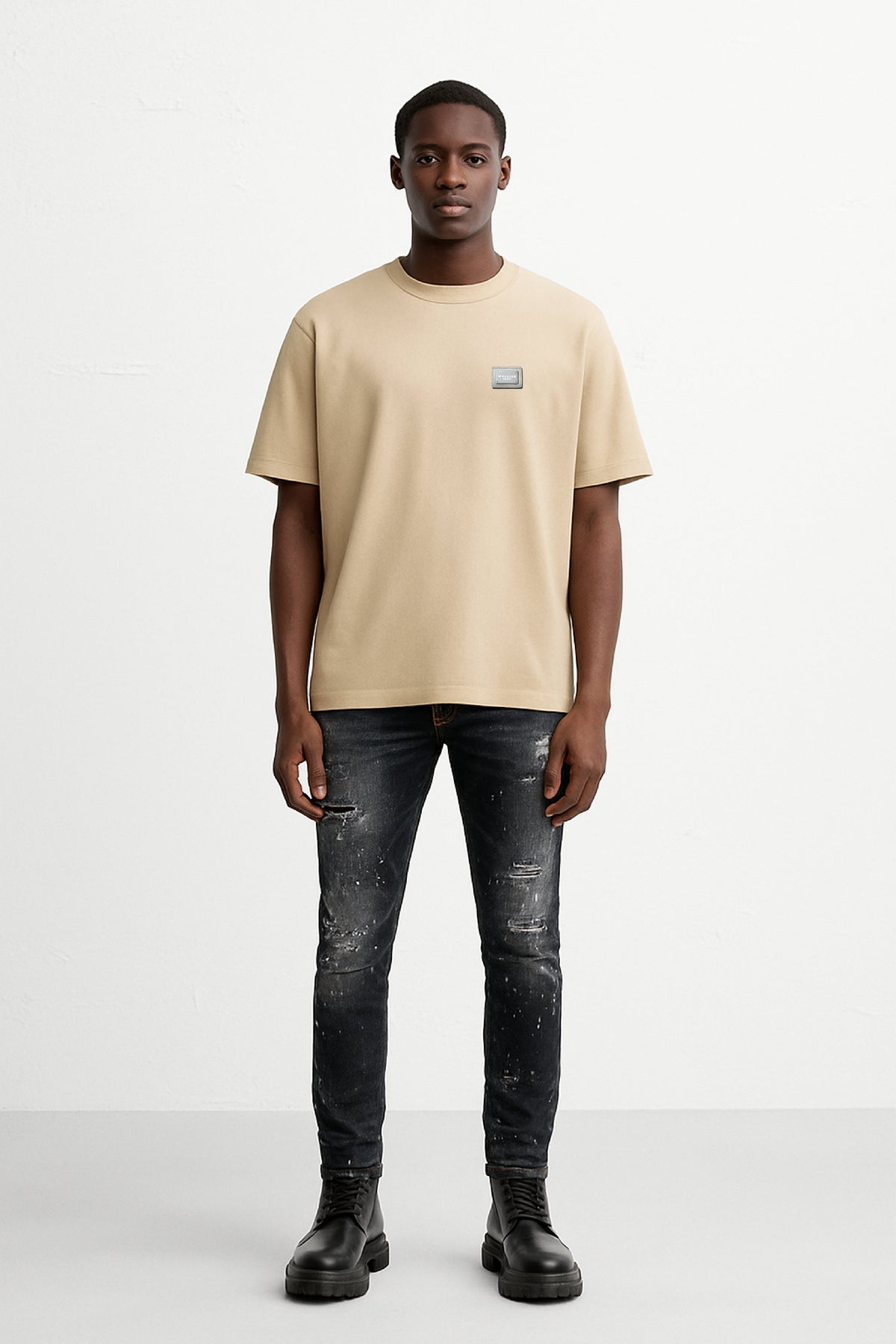 CAMISETA BEIGE CON PLACA CON LOGOTIPO