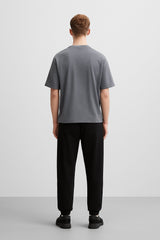 CAMISETA GRIS CON PLACA CON LOGOTIPO