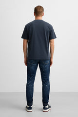 CAMISETA AZUL PETROLEO CON PLACA CON LOGOTIPO