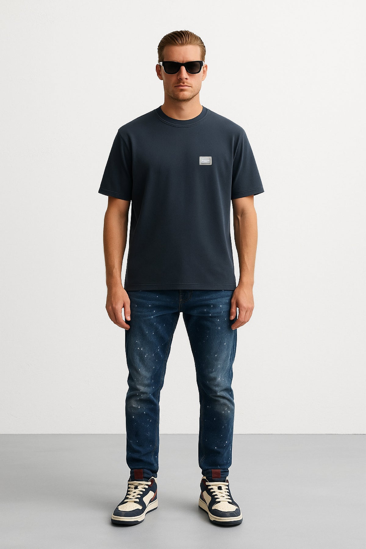 CAMISETA AZUL PETROLEO CON PLACA CON LOGOTIPO