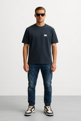 CAMISETA AZUL PETROLEO CON PLACA CON LOGOTIPO