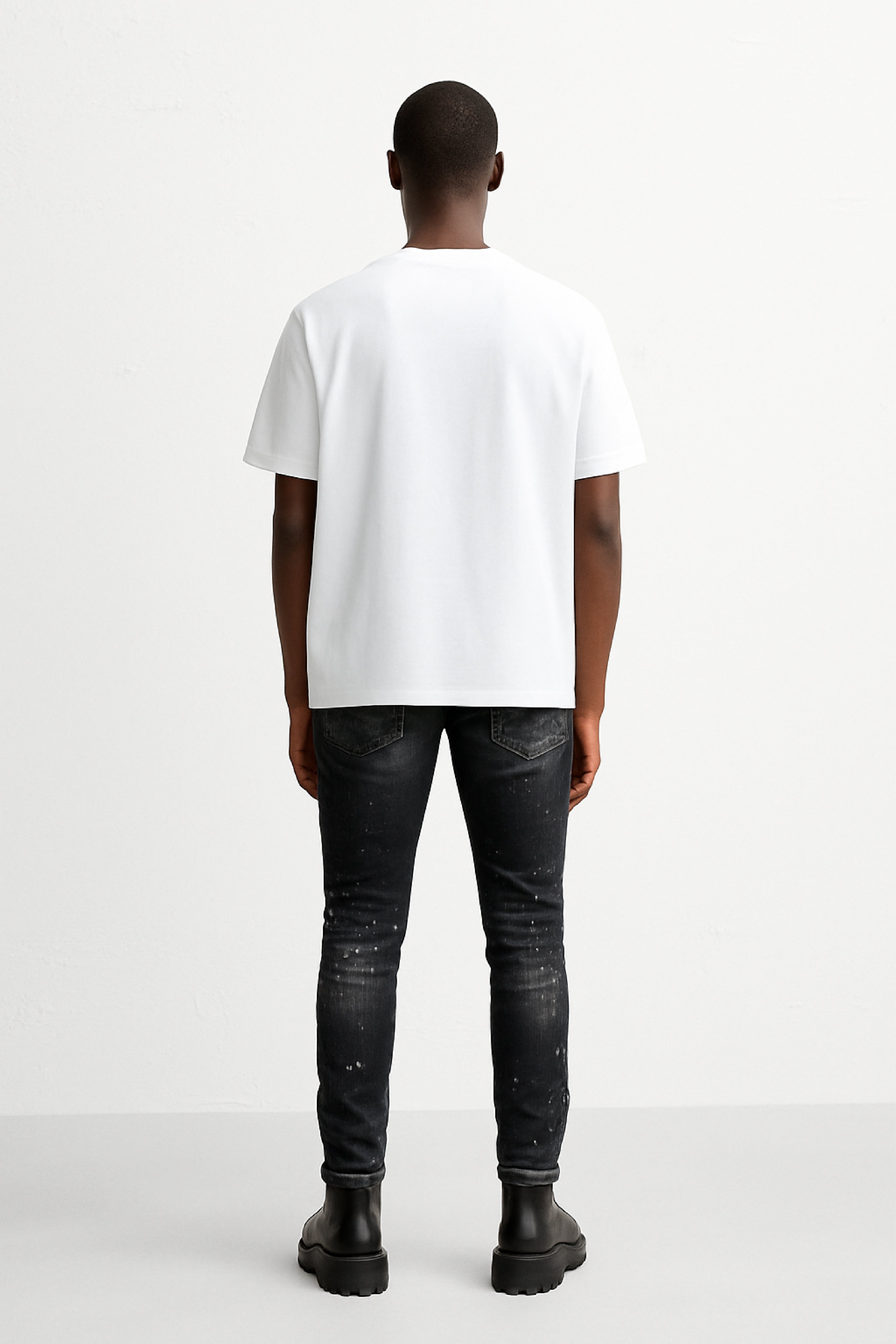 CAMISETA BLANCA CON PLACA CON LOGOTIPO