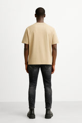 CAMISETA BEIGE CON PLACA CON LOGOTIPO